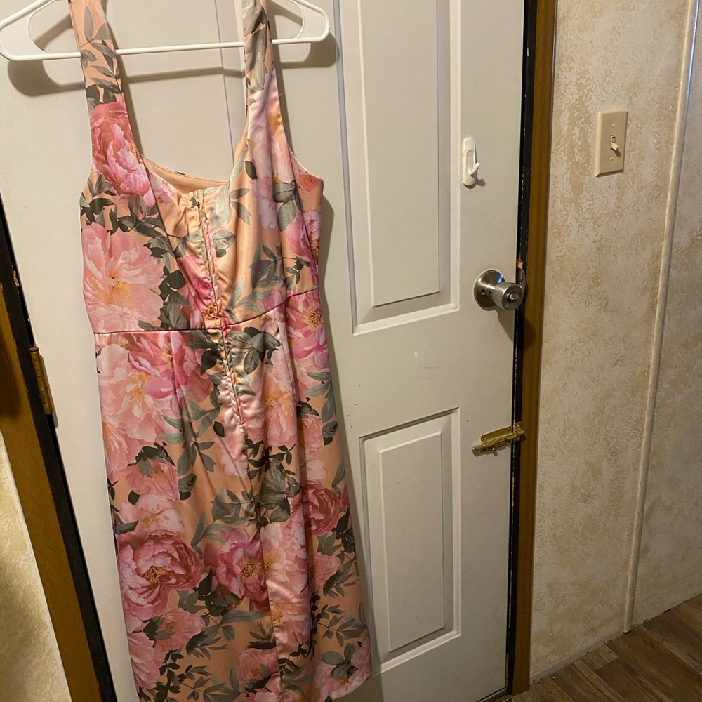 Selling a Pink  Floral mid midway dress, size 12 , great for a wedding - Picture 2 of 3